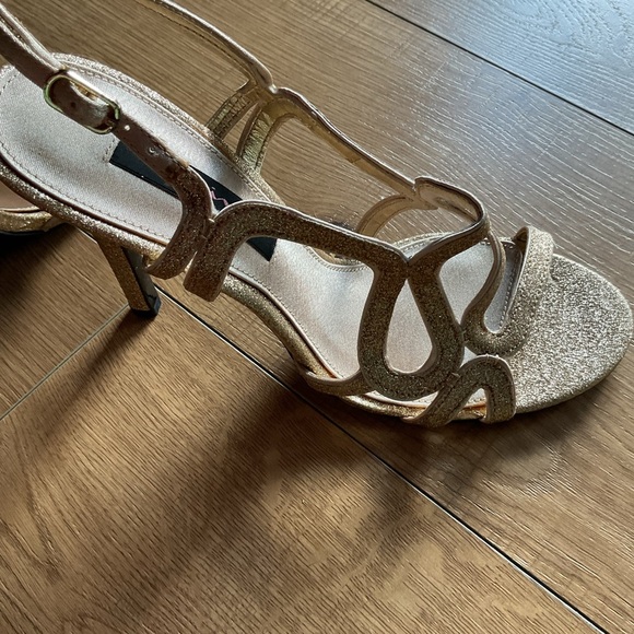 Nina Gold Strappy Heels for Formal Elegance - Picture 11 of 13